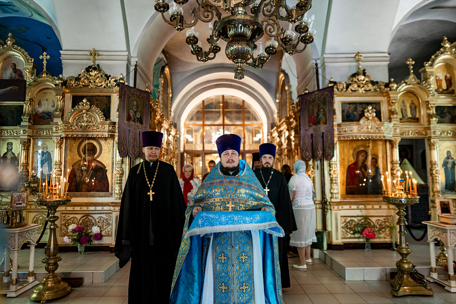 Божественная литургия в Троицком храме села Ваулово м.о. Чехов в день празднования Боголюбской иконы Божией Матери